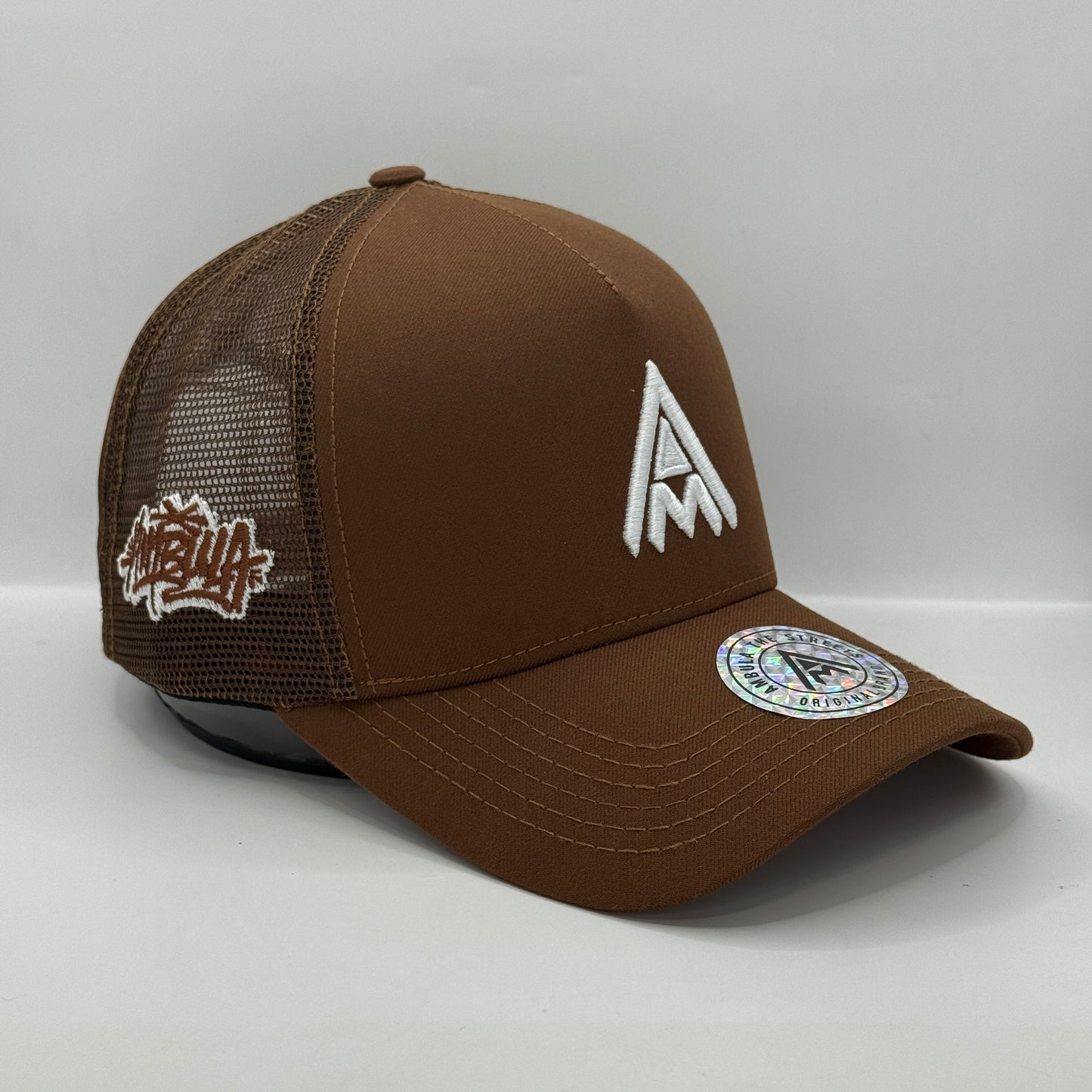 Gorra Trucker AMBULA - Edición "LOGO CLÁSICO" (Marrón Oscuro & Blanco)