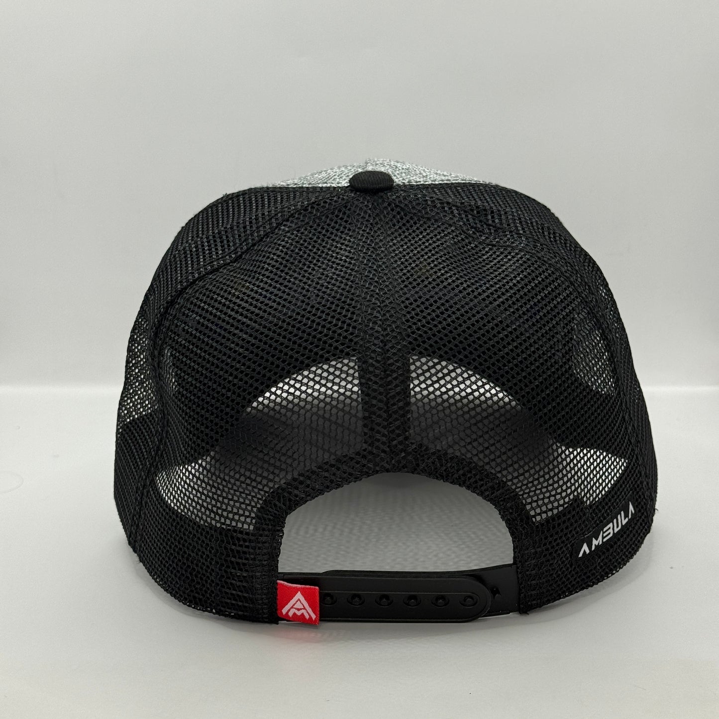 Gorra Trucker AMBULA - Edición "Textura Contraste" (Gris Jaspeado & Visera Símil Cuero Negra)