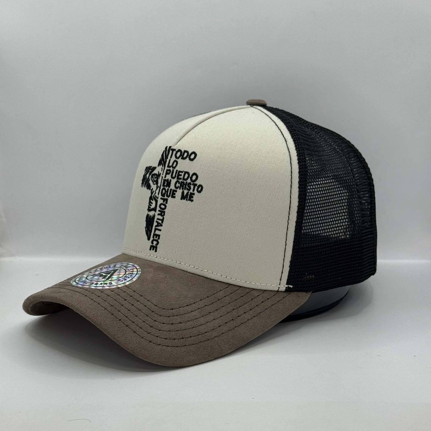 Gorra Trucker AMBULA - Edición "LEÓN DE JUDÁ / FILIPENSES 4:13" (Crema, Taupe Suede & Negro)