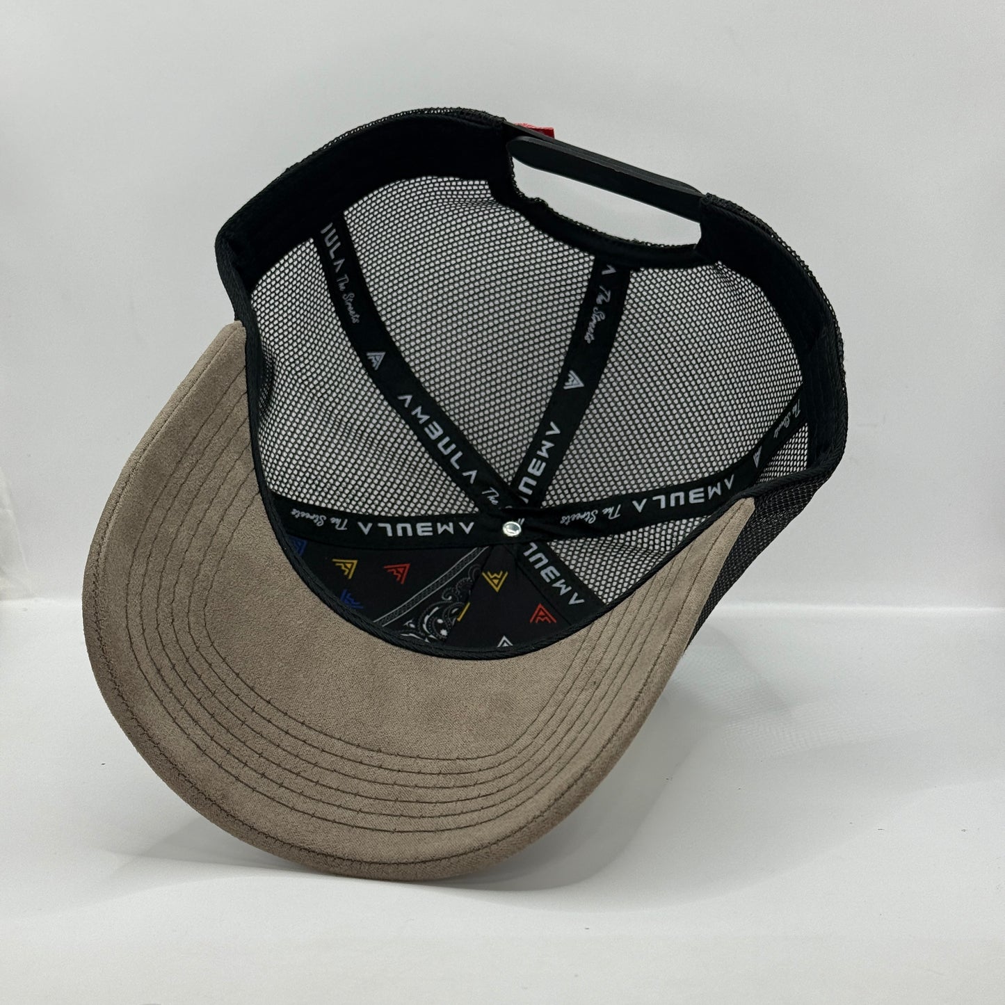 Gorra Trucker AMBULA - Edición "LEÓN DE JUDÁ / FILIPENSES 4:13" (Crema, Taupe Suede & Negro)