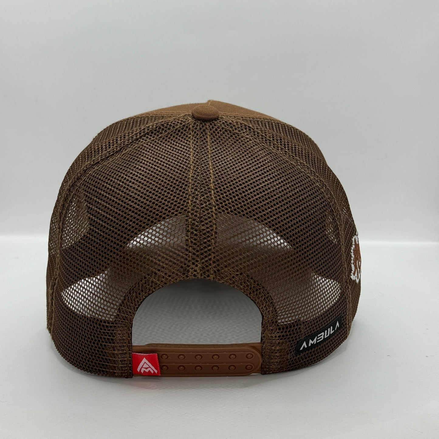 Gorra Trucker AMBULA - Edición "LOGO CLÁSICO" (Marrón Oscuro & Blanco)