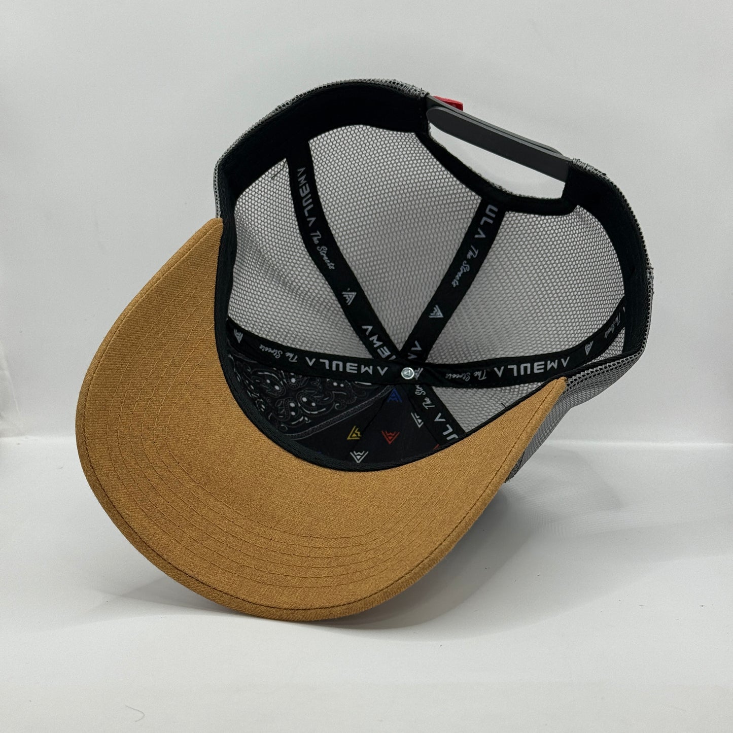 Gorra Trucker AMBULA - Edición "FE CURSIVA" (Negro, Camel & Gris)