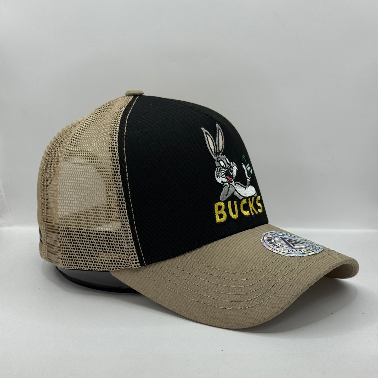 Gorra Trucker AMBULA - Edición "BUCKS BUNNY" (Negro, Beige & Amarillo)