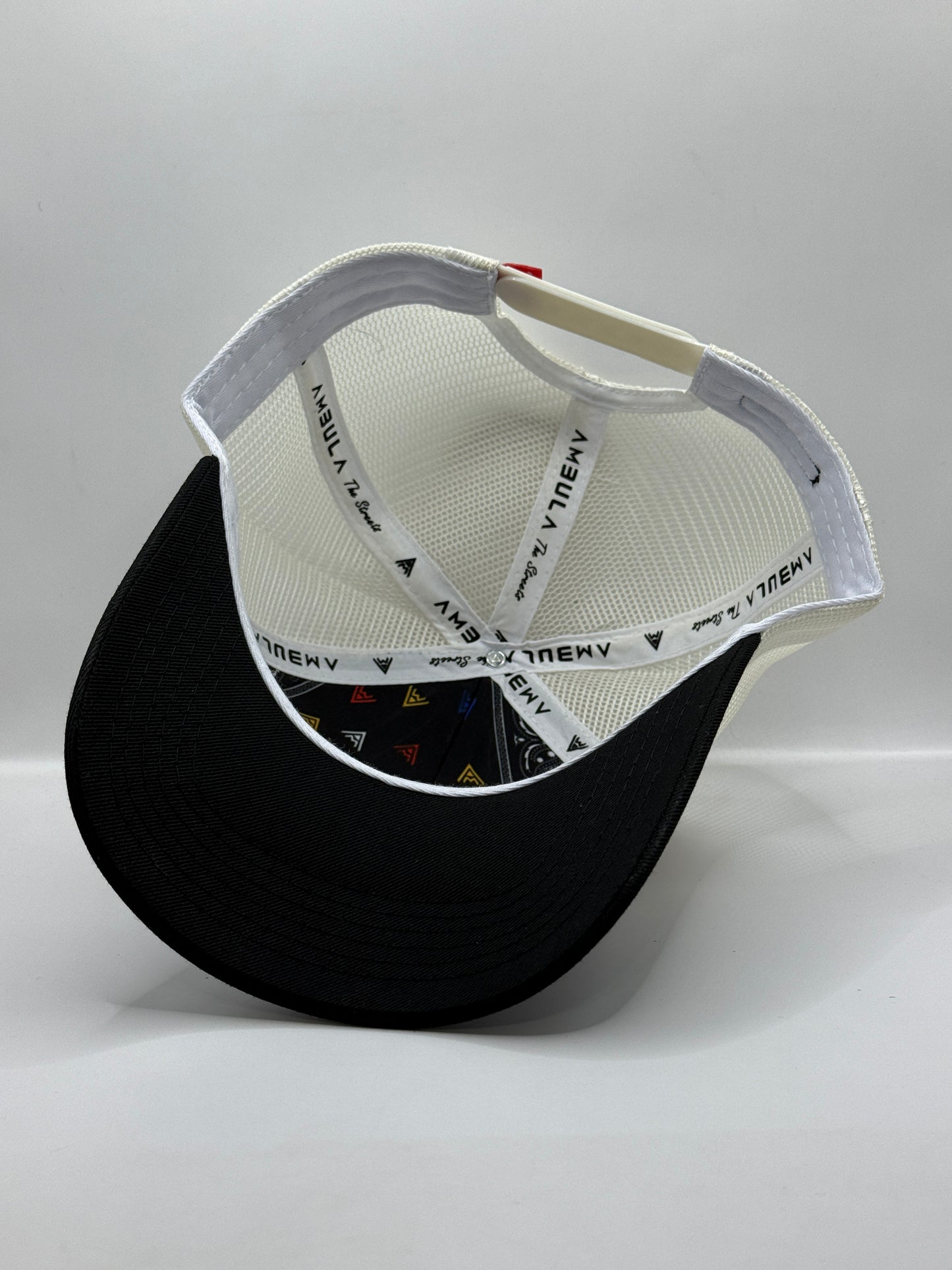 Gorra / Jockey AMBULA - Edición "CRUZ MINIMAL" (Beige & Negro)
