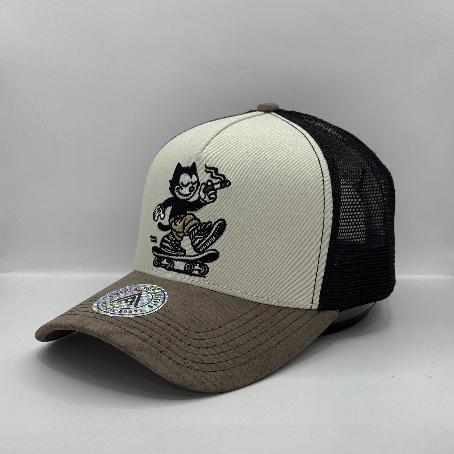Gorra Trucker AMBULA - Edición "SKATER CAT" (Crema & Gris Suede)